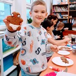 Uczeń klasy IIa z piernikem wykonanym własnoręcznie