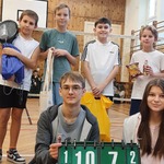Uczniowie z nagrodami rzeczowymi wywalczonymi w szkolnym turnieju badmintona klas młodszych w SP31 w Białymstoku
