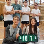 Szczęśliwi uczniowie klas najmłodszych zaraz po zakończonym turnieju badmintona
