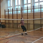 Uczennica przy siatce przygotowująca się do odbioru lotki
