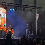 na scenie przedstawiciele Młodej Ultry witają wszystkich gości imprezy opłatkowej