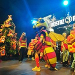 maskotka klubu Jagiellonii na scenie zabawia dzieci