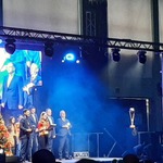 przedstawiciele Młodej Ultry na scenie witają gości
