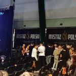 zawodnicy Jagiellonii Białystok dzielący się opłatkiem niedaleko sceny