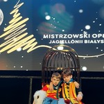 uczniowie klasy czwartej w fotelu Św. Mikołaja