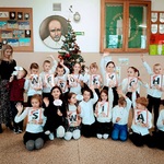 Uczniowie klasy IIa na wspólnym zdjęciu z napisem WESOŁYCH ŚWIĄT!.
