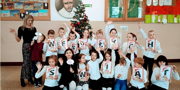 Uczniowie klasy IIa na wspólnym zdjęciu z napisem WESOŁYCH ŚWIĄT!.