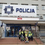 Uczniowie klasy IIa przed budynkiem Komendy Miejskiej Policji w Białymstoku