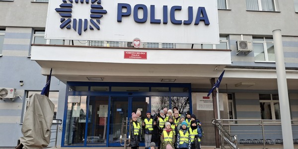Uczniowie klasy IIa przed budynkiem Komendy Miejskiej Policji w Białymstoku
