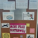 Prezentacja tablicy informacyjnej dotyczącej Noworocznego Turnieju Mini Piłki Siatkowej