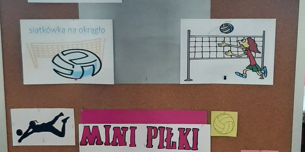 Prezentacja tablicy informacyjnej dotyczącej Noworocznego Turnieju Mini Piłki Siatkowej