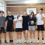 Drużyny grupy starszej, które wygrały Noworoczny Turniej Mini Piłki Siatkowej pozują z piłką