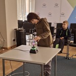 Uczeń klasy IIa bierze udział w eksperymencie z użyciem kuli.