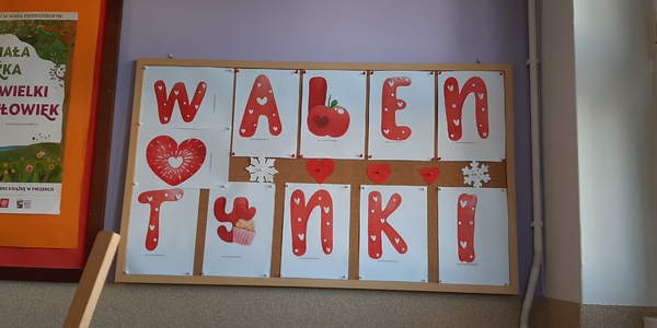Tablica na korytarzu z dużym czerwonym napisem: "Walentynki"