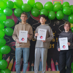 Uczniowie na tle girlandy z zielonych balonów