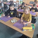Uczniowie klasy IIa podczas wykonywania pracy plastycznej