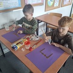 Uczniowie klasy IIa podczas wykonywania pracy plastycznej