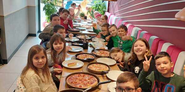Wspólna pizza.