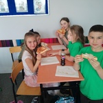 Uczniowie klasy 3B delektują się pyszną pizzą!