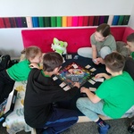 Uczniowie klasy 3b w pełnym skupieniu.