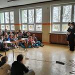 Uczestnicy uroczystości na korytarzu szkolnym