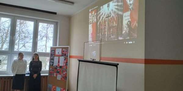 Pokaz filmu o Katyniu