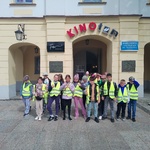 Klasa III B przed kinem TON gotowi na nowe przygody.