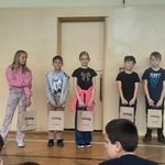 Laureaci z klasy IV SP 31 konkursu Piramida Zdrowego Żywienia z nagrodami..jpg
