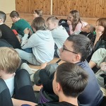 Uczniowie na sali gimnastycznej oglądają film przyrodniczy. (2).jpg