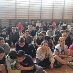 Uczniowie na sali gimnastycznej oglądają film przyrodniczy..jpg