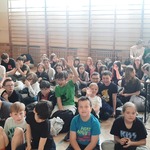 Uczniowie na sali gimnastycznej oglądają film przyrodniczy 2.jpg