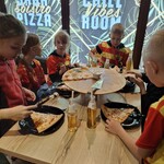 Uczniowie klasy IIa w pizzerii.