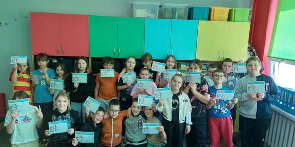 Uczestnicy olimpiady OLIMPUSEK z dyplomami.