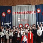 Dzieci stoją podczas apelu na sali gimnastycznej