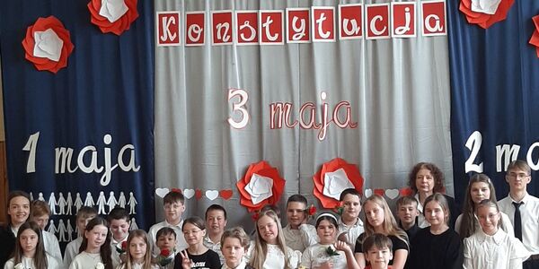 Dzieci stoją podczas apelu na sali gimnastycznej