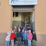 Dzieci stojące przed budynkiem Centrum Edukacji