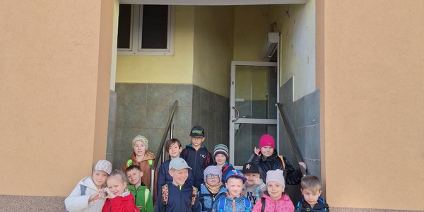 Dzieci stojące przed budynkiem Centrum Edukacji