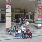 Klasa IIa przed wejściem do Oddziału NBP w Białymstoku.