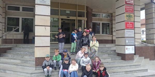 Klasa IIa przed wejściem do Oddziału NBP w Białymstoku.