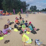 Uczniowie klasy 3b na plaży.