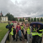 Spacer w pięknej scenerii Pałacu Branickich – krótka chwila na wspólne zdjęcie po  kulturalnej uczcie.