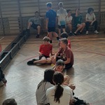 Kibice oraz odpoczywający sportowcy w trakcie turnieju w unihokej.