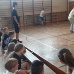 Drużyny mieszane grające w unihokej oraz kibice.