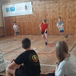 Uczniowie zajmujący III miejsce w trakcie turnieju w unihokeja.