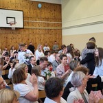 Sala gimnastyczna wypełniona gośćmi na uroczystości