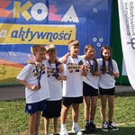 Uczniowie kl 5 z medalami na zawodach SPA.