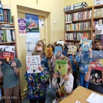 Klasa I b po raz pierwszy wypożyczyła książki z biblioteki