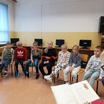 Klasa II b słucha książki czytanej przez nauczyciela w Dniu Głośnego Czytania