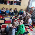 Klasa III b słucha książki czytanej przez nauczyciela w Dniu Głośnego Czytania