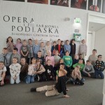 Uczniowie klas III na wspólnym zdjęciu przy logo Opery i Filharmonii Podlaskiej